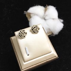  Bông Tai Hoa Hồng Đen Viền Vàng Pha Lê Trắng (BD) 