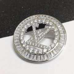  Bộ Trang Sức LV Trắng - Cài Áo & Bông Tai Pha Lê (AA) 