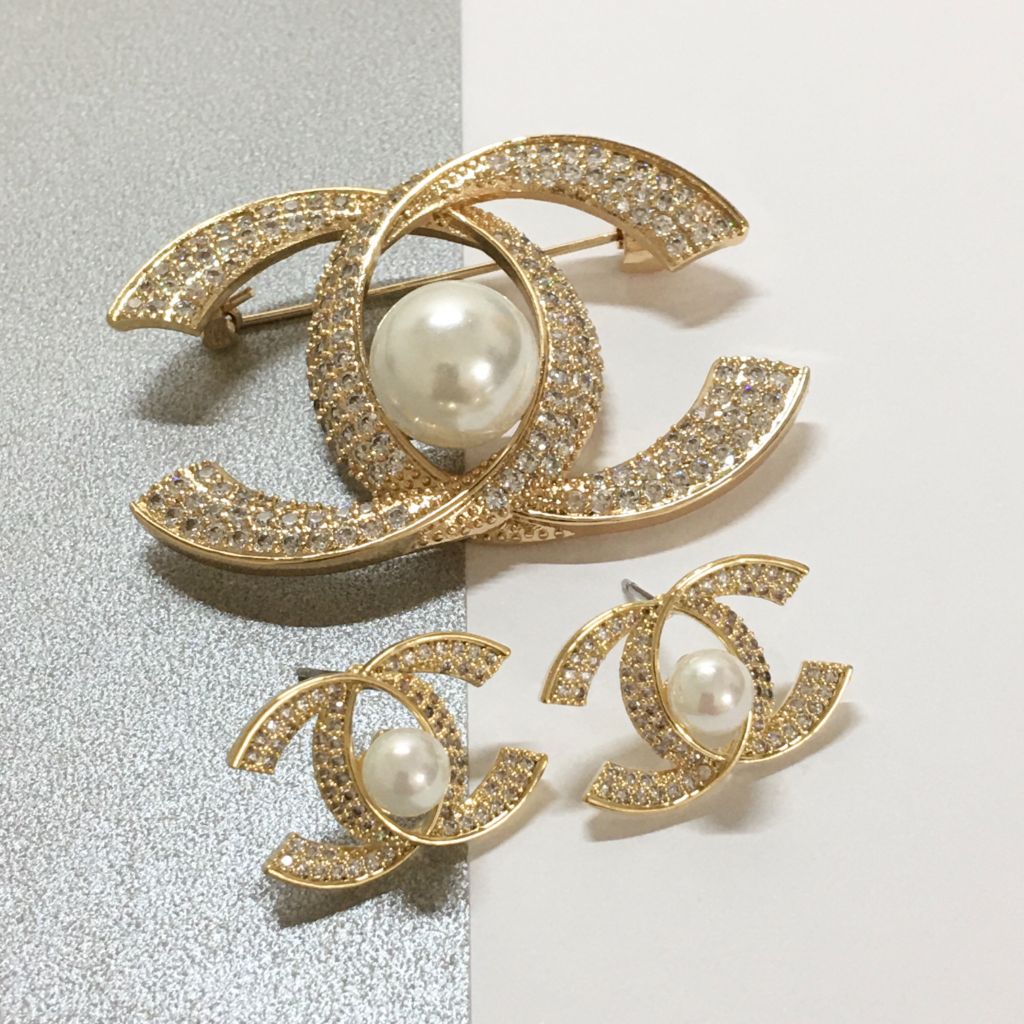  Bộ Trang Sức Chanel Vàng Hồng - Cài Áo & Bông Tai Ngọc Trai & Pha Lê Trắng (AE) 
