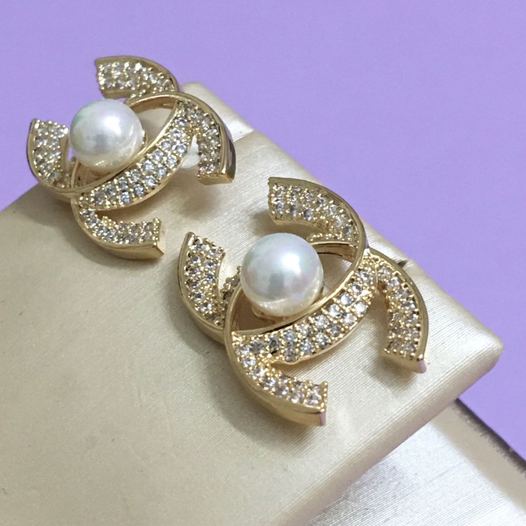  Bộ Trang Sức Chanel Vàng Hồng - Cài Áo & Bông Tai Ngọc Trai & Pha Lê Trắng (AE) 