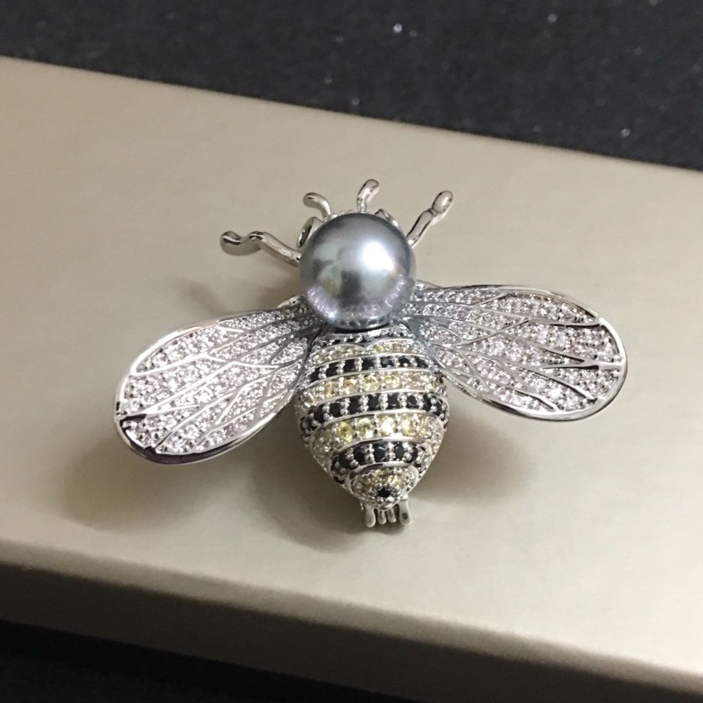  Cài Áo Nam, Nữ - Con Ong Dior Màu Trắng Ngọc trai & Pha Lê Đen, Trắng (AE) 