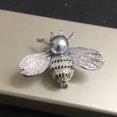  Cài Áo Nam, Nữ - Con Ong Dior Màu Trắng Ngọc trai & Pha Lê Đen, Trắng (AE) 