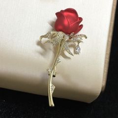  Cài Áo Hoa Hồng Đỏ Pha Lê Trắng (AI) 