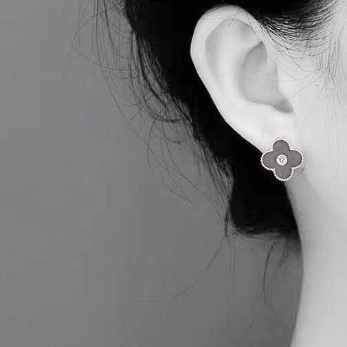  Bông Tai Cỏ 4 Lá May Mắn Màu Đen Bản To 1,4cm Pha Lê (AA) 