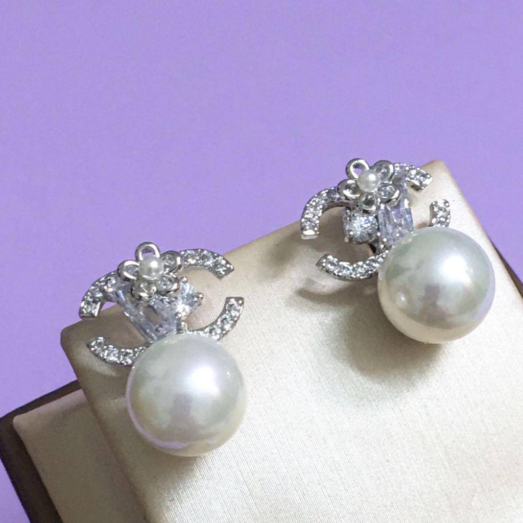  Bông Tai Cánh Hoa Chanel Màu Trắng Ngọc Trai & Pha Lê (AX) 