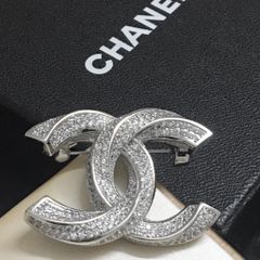  Bộ Trang Sức Chanel Trắng - Cài Áo & Bông Tai Pha Lê (AB) 