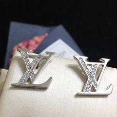  Bộ Trang Sức LV Trắng - Cài Áo & Bông Tai Pha Lê (AA) 