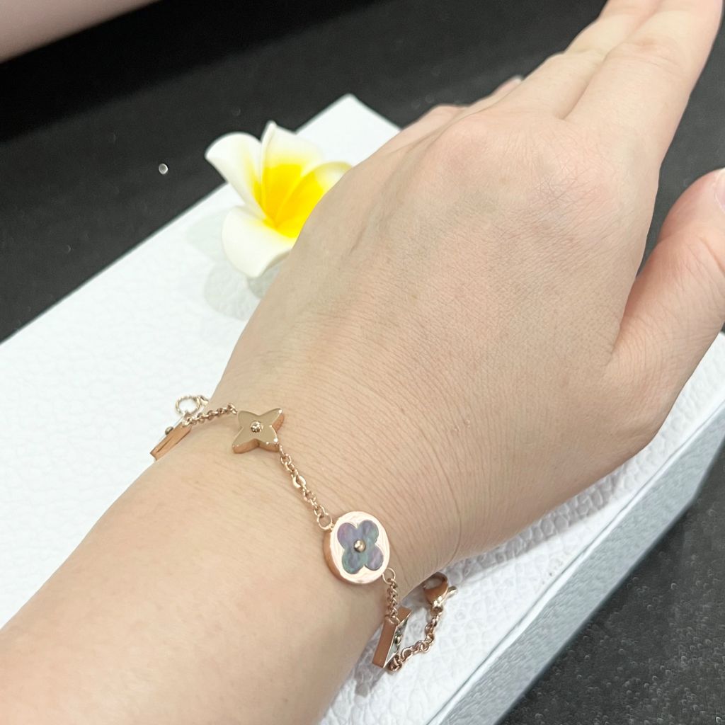  Vòng Tay TiTan Cao Cấp - LV Cỏ 4 Lá May Mắn Màu Vàng Hồng Vỏ Trai Thiên Nhiên (AE) 