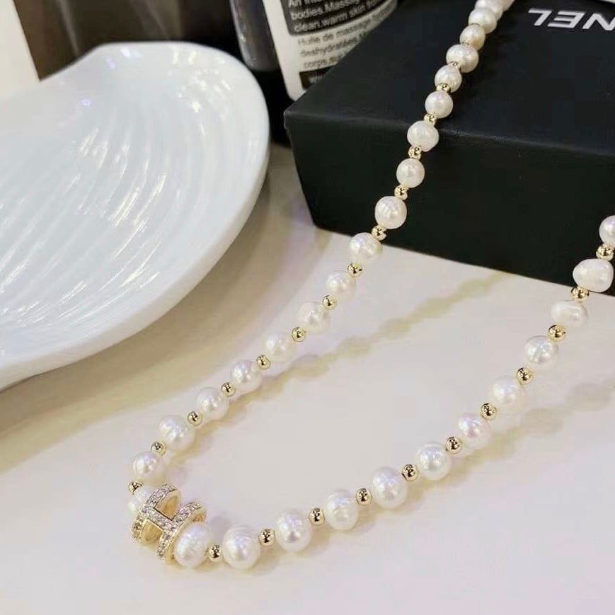  Dây Chuyền Ngắn - Hermes Choker Màu Vàng Ngọc Trai Nước Ngọt & Pha Lê Trắng Sang Trọng (AG) 