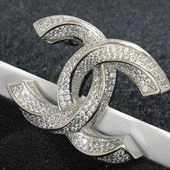  Cài Áo Nam, Nữ - Chanel Xoắn Màu Trắng Pha Lê (AY) 