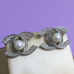  Bông Tai Chanel Màu Trắng Ngọc Trai & Pha Lê (AK) 