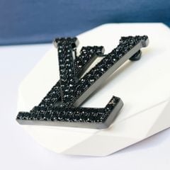  Cài Áo Nam, Nữ - LV Pha Lê Đen Sang Trọng (AI) 