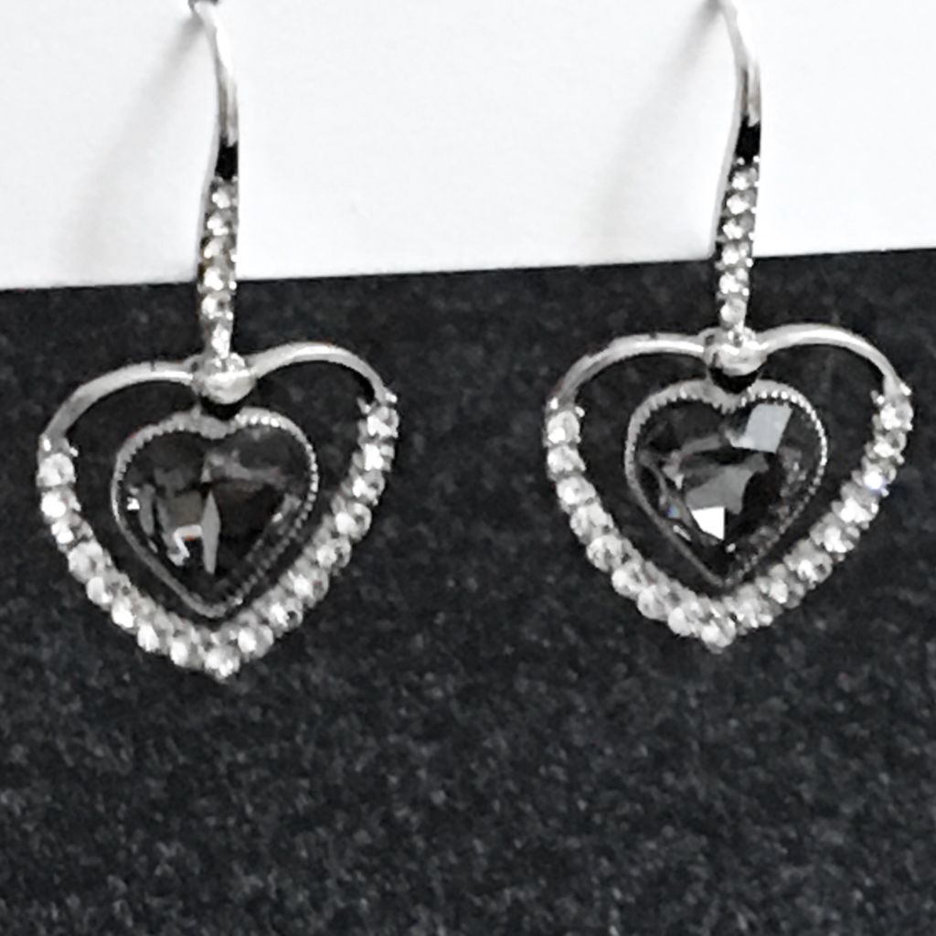  Bông Tai Trái Tim Pha Lê Đen & Trắng (AV) 