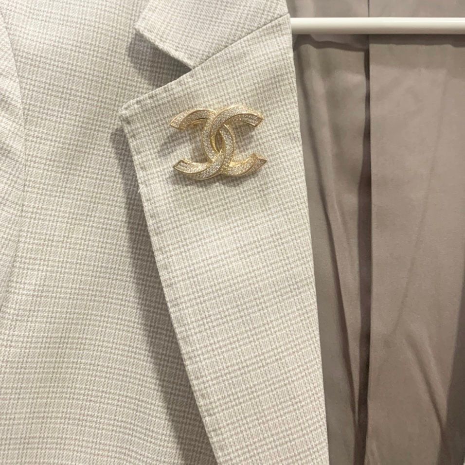  Cài Áo Nam, Nữ - Chanel Xoắn Màu Vàng Hồng Pha Lê Trắng (AA) 