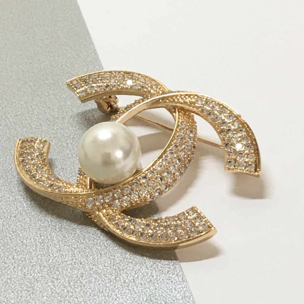  Bộ Trang Sức Chanel Vàng Hồng - Cài Áo & Bông Tai Ngọc Trai & Pha Lê Trắng (AE) 