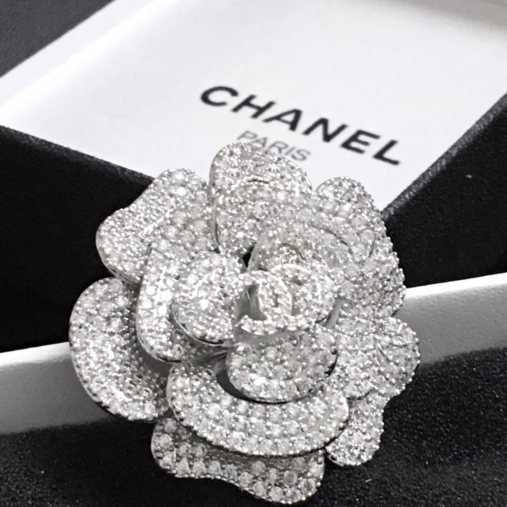  Bộ Trang Sức Hoa Trà Chanel Trắng - Cài Áo & Bông Tai Pha Lê (AJ) 