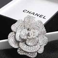  Bộ Trang Sức Hoa Trà Chanel Trắng - Cài Áo & Bông Tai Pha Lê (AJ) 