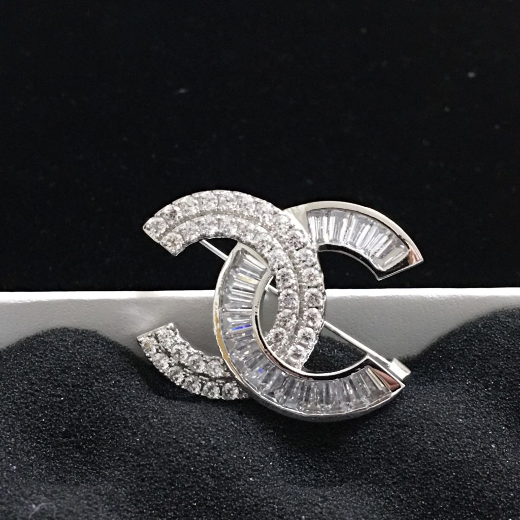  Bộ Trang Sức Chanel Trắng - Cài Áo & Bông Tai Pha Lê (AH) 