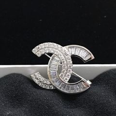  Bộ Trang Sức Chanel Trắng - Cài Áo & Bông Tai Pha Lê (AH) 