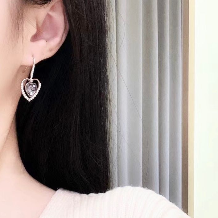  Bông Tai Trái Tim Pha Lê Đen & Trắng (AV) 