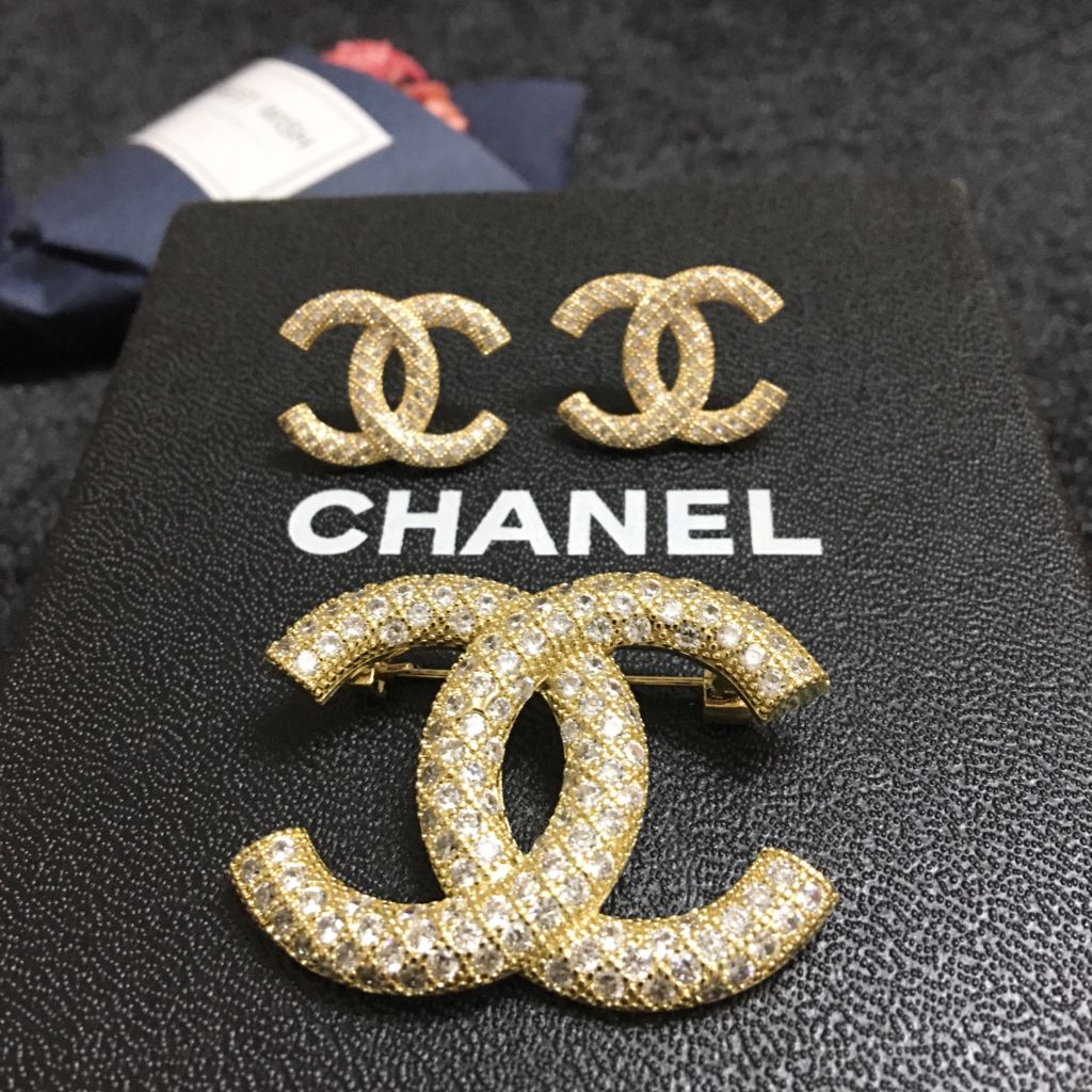  Bộ Trang Sức Chanel Vàng - Cài Áo & Bông Tai Pha Lê Trắng (AF) 