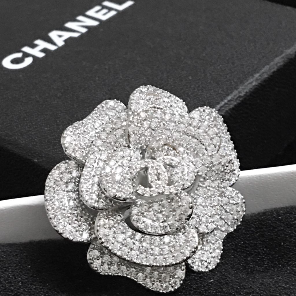  Bộ Trang Sức Hoa Trà Chanel Trắng - Cài Áo & Bông Tai Pha Lê (AJ) 