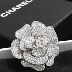  Bộ Trang Sức Hoa Trà Chanel Trắng - Cài Áo & Bông Tai Pha Lê (AJ) 