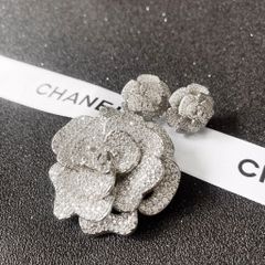  Bộ Trang Sức Hoa Trà Chanel Trắng - Cài Áo & Bông Tai Pha Lê (AJ) 