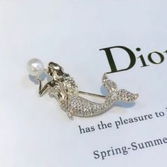  Cài Áo Nàng Tiên Cá Ngọc Trai & Pha Lê Trắng 