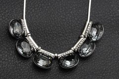  Dây Chuyền Ngắn - 6 Viên Pha Lê Đen Sang Trọng 