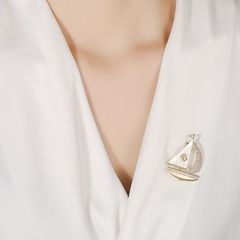  Cài Áo Nam, Nữ - Thuận Buồm Xuôi Gió Màu Vàng Vỏ Trai Thiên Nhiên & Pha Lê Trắng 