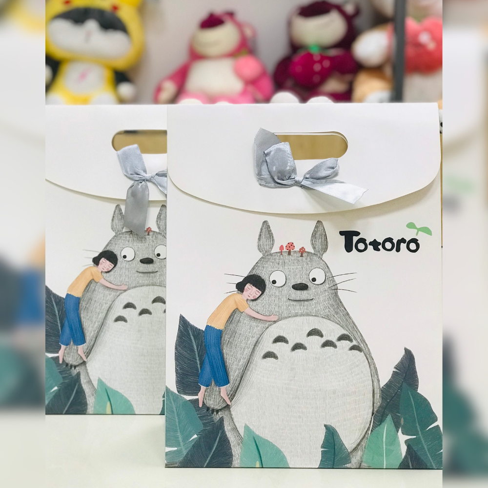  Túi Giấy Dán Cô Gái Ôm Totoro 