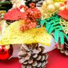 Vòng nguyệt quế nhiều màu và bông tuyết trắng trang trí Noel