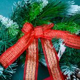  Vòng nguyệt quế gắn quả thông trang trí Noel 