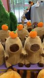  Thú Bông Capybara Đầu Đội Trái Cam Màu Nâu - Chipchipshop 