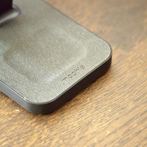  Đế sạc Mophie Snap+ Stand & Pad với tính năng hỗ trợ sạc nhanh và thiết kế tiện lợi cho nhiều thiết bị 