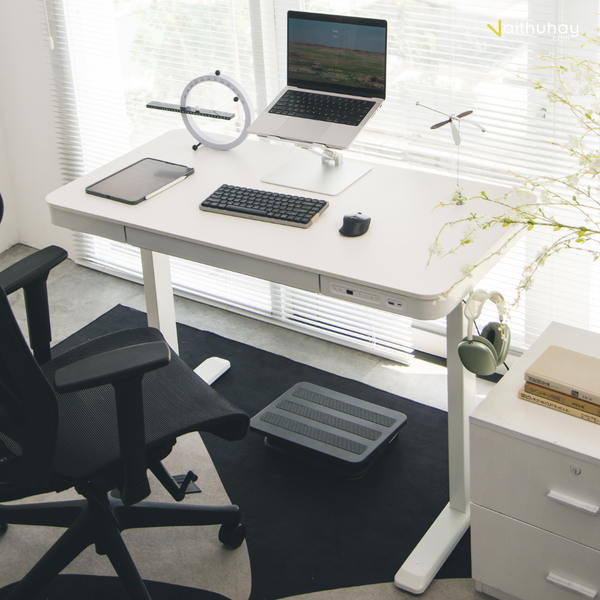 Sử dụng bàn nâng hạ decor góc làm việc