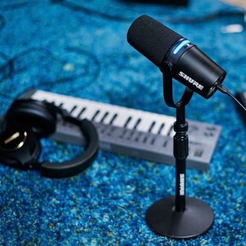  Podcast Microphone Shure MV7+, Dynamic – thu âm giọng nói rõ ràng, giảm tiếng ồn 