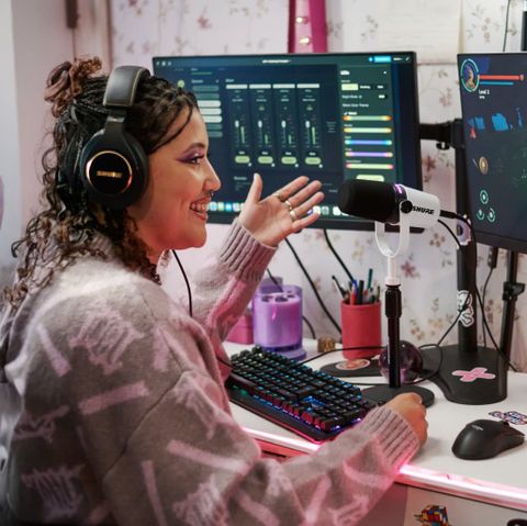  Podcast Microphone Shure MV7+, Dynamic – thu âm giọng nói rõ ràng, giảm tiếng ồn 