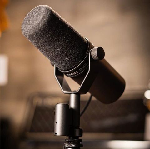  Micro Thu Âm Shure SM7B, Hướng thu Cardioid chuẩn xác, Bộ lọc pop tích hợp và mút lọc A7WS, Lựa chọn hàng đầu cho âm thanh chuyên nghiệp 