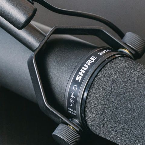  Micro Thu Âm Shure SM7B, Hướng thu Cardioid chuẩn xác, Bộ lọc pop tích hợp và mút lọc A7WS, Lựa chọn hàng đầu cho âm thanh chuyên nghiệp 