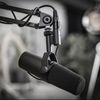  Micro Thu Âm Shure SM7B, Hướng thu Cardioid chuẩn xác, Bộ lọc pop tích hợp và mút lọc A7WS, Lựa chọn hàng đầu cho âm thanh chuyên nghiệp 