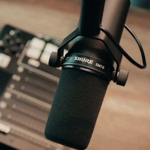 Micro Thu Âm Shure SM7B, Hướng thu Cardioid chuẩn xác, Bộ lọc pop tích hợp và mút lọc A7WS, Lựa chọn hàng đầu cho âm thanh chuyên nghiệp 