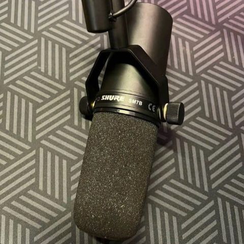  Micro Thu Âm Shure SM7B, Hướng thu Cardioid chuẩn xác, Bộ lọc pop tích hợp và mút lọc A7WS, Lựa chọn hàng đầu cho âm thanh chuyên nghiệp 