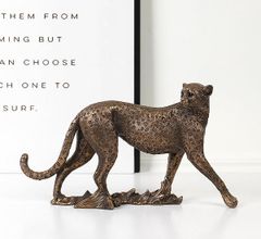 Báo hoa mai trang trí bàn làm việc