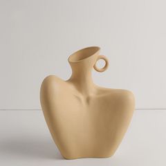 Bình sứ cắm hoa cô gái đeo khuyên tai nghệ thuật