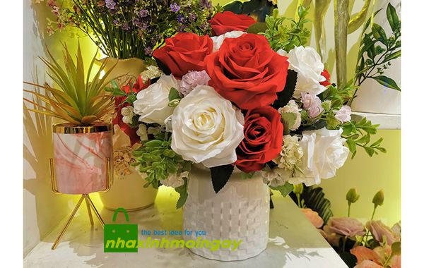 Bình hoa hồng pháp caro để bàn phòng khách