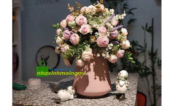 Bình hoa hồng trứng để bàn hồng