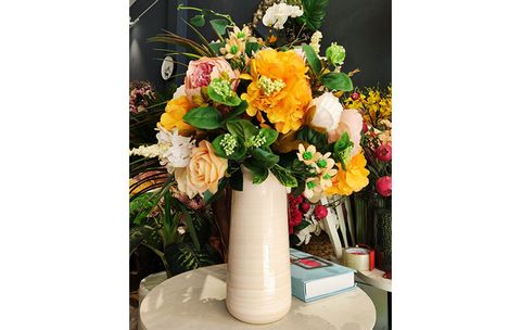 binh-hoa-hong-vang-phoi-de-ban-phong-khach