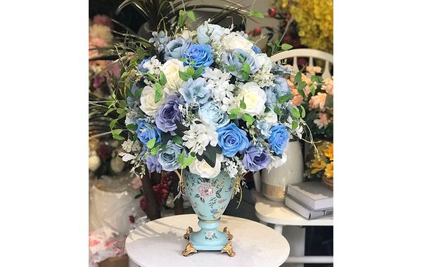 Bình hoa hồng xanh cổ điển trang trí